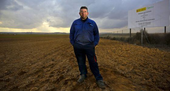 El alcalde de Villar de Cañas, José María Saiz, en los terrenos para el ATC.