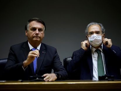 El presidente Bolsonaro y su ministro de Economía, Paulo Guedes, el pasado 22 de octubre durante una comparecencia sobre el techo de gastos en Brasilia.