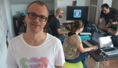 Santi Costa con su equipo de Bloomfits.