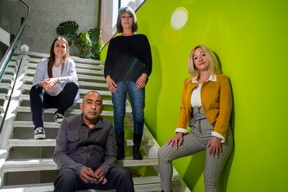 Personas sin empleo asesorados por la Fundación Intermedia. De izquierda a derecha: Bàrbara Ruiz,  Claudio Gonzàlez, Fanny Ripollès y Valeria Ibáñez.