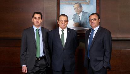 V&iacute;ctor Grifols Deu, V&iacute;ctor Grifols Roura i Raimon Grifols Roura, a la seu de l&#039;empresa.