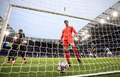 Courtois mira el balón tras el segundo gol de Bernardo Silva para el Manchester City. 