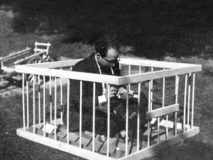 El doctor Tosquelles al jardí del sanatori de Saint-Alban amb les seves màquines de fotografiar i filmar, cap al 1944-1945. 