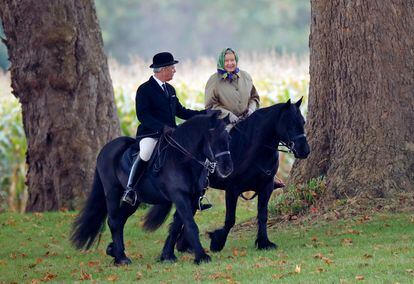 La reina Isabel II, acompañada de su mozo de cuadra, Terry Pendry, monta uno de sus caballos en Windsor, el 18 de octubre de 2008. 