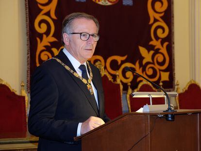 Eduardo de Castro, de Ciudadanos, toma posesión en el salón dorado del Ayuntamiento de Melilla como presidente de la ciudad autónoma, en julio de 2019.