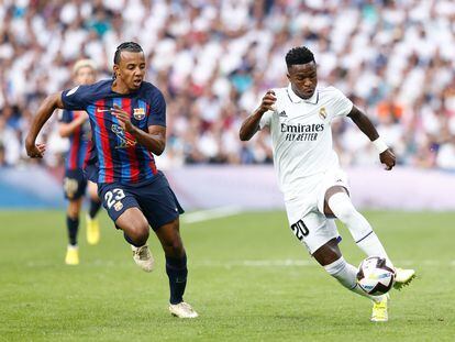 Vinicius Junior of Real Madrid and Jules Kounde of FC Barcelona in action during the spanish league, La Liga Santander, football match played between Real Madrid and FC Barcelona at Santiago Bernabeu stadium on October 16, 2022, in Madrid, Spain.
AFP7 
16/10/2022 ONLY FOR USE IN SPAIN