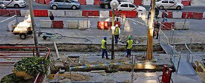 En este tramo de la calle había tres árboles y uno ha desaparecido tras los trabajos de los operarios.