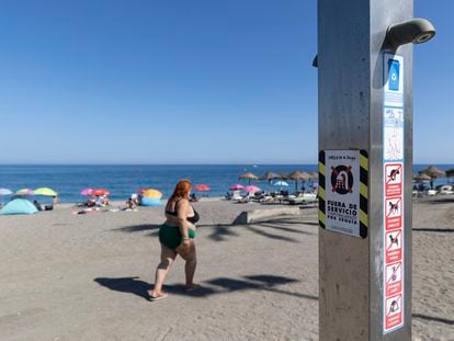 Bañistas disfrutan de la playa de Torre del Mar (Vélez-Málaga) donde las duchas públicas tienen el suministro de agua cortado debido a las restricciones por la sequía, el 3 de julio de 2023.
Foto: Garcia-Santos