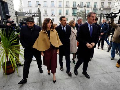 El líder del PP, Alberto Núñez Feijóo, acompañado de los presidentes autonómicos de su partido, Fernando López Miras, Isabel Díaz Ayuso y Juan Manuel Moreno, en el 45º aniversario de la Constitución, en el Congreso, el pasado miércoles.