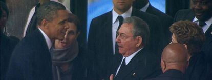 Barack Obama saluda a Ra&uacute;l Castro en el funeral de Nelson Mandela.
