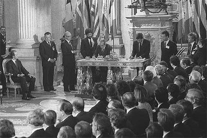 Ceremonia oficial de la firma, por el entonces presidente González, del Tratado de Adhesión con la CEE, el 12 de junio de 1985, en presencia del Rey.