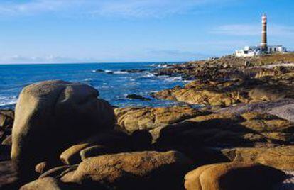 Vista del litoral y del faro de Cabo Polonio, en Uruguay.