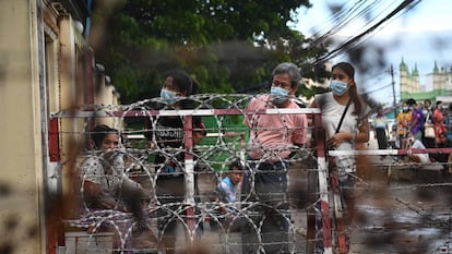Personas esperan afuera de la prisión de Insein en Yangon este lunes, tras el anuncio de la liberación de más de 5.000 presos políticos.