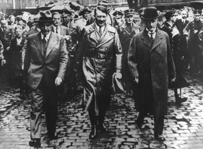 Adolf Hitler, junto al industrial alem&aacute;n Gustav Krupp (derecha), en una visita a una f&aacute;brica en Essen.