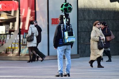 Daniele Rizzetto camina con una mochila Google Street View por Milan. 