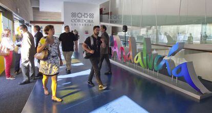 Interior del nuevo Centro de Recepci&oacute;n de Visitantes de C&oacute;rdoba.