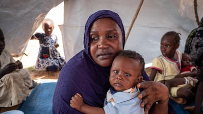 Sara Isaac Adam, de 38 años, refugiada en Chad. "El viaje fue arduo, pasamos por más de 10 puestos de control antes de llegar a la frontera. Los yanyawid no dejaban de apuntarnos con sus armas, preguntándonos si éramos de la etnia masalit o no", cuenta.