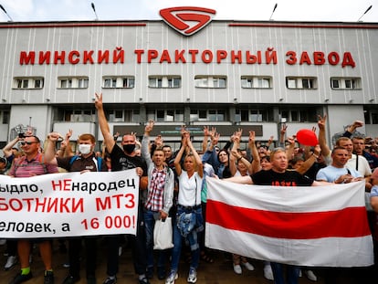 Trabajadores de la empresa estatal de tractores MTZ durante la huelga de este viernes en la planta de Minsk. En la pancarta, su respuesta a Lukashenko, que aseguró que eran pocos y les llamó ovejas: "No somos ovejas, somos trabajadores de MTZ; no somos 20, somos 16.000".