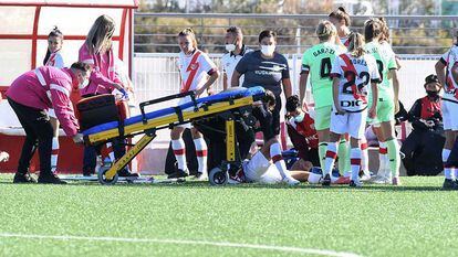 La jugadora del Rayo Camila Sáez, atendida el pasado domingo por los médicos del Athletic.