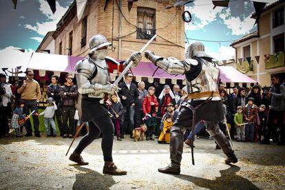 Luchas medievales durante las Fiestas del Medievo de Villena, en Alicante. 