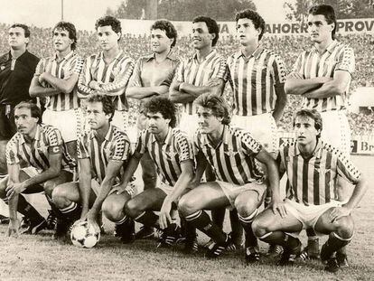 Arriba: Cervantes, Diego, Suárez, Gordillo (vestido del Madrid), Álex, Quico y Hadzibegic. Abajo: Ortega, Calderón, Calleja, Rincón y Romo, en el debut liguero de Gordillo como madridista en el Villamarín en 1985.