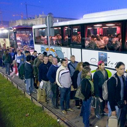 Viajeros esperan para acceder a los autobuses del servicio especial