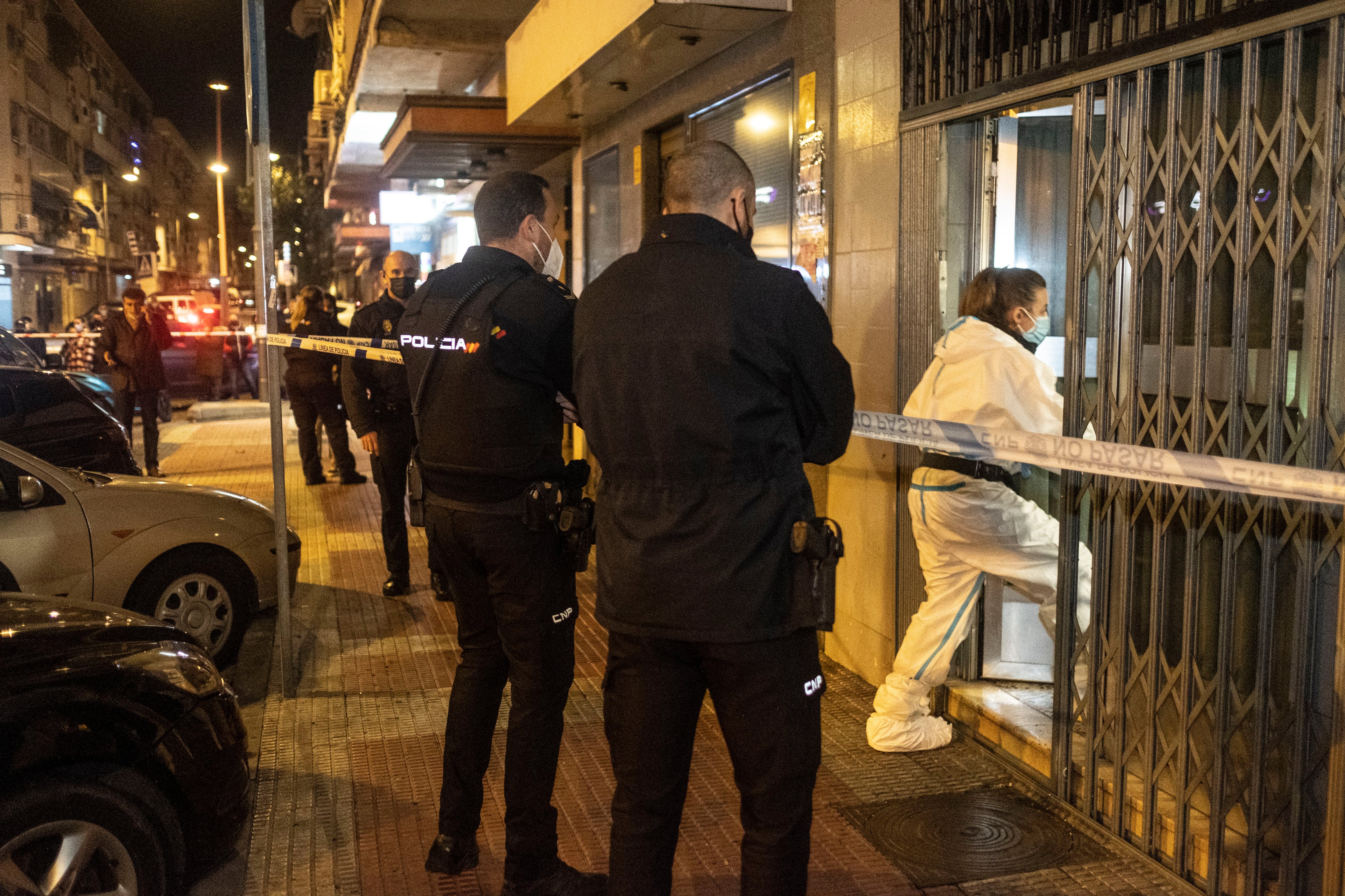 Miembros de la Policía Nacional custodian la puerta del bar La Espuela el día en el que se encontraron los cuerpos.