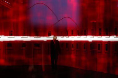 Un visitante retratado a través de la 'Sphere Rouge', de Julio Le Parc.