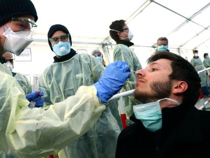 Personal sanitario toma muestras para análisis de coronavirus en una instalación en Múnich (Alemania).