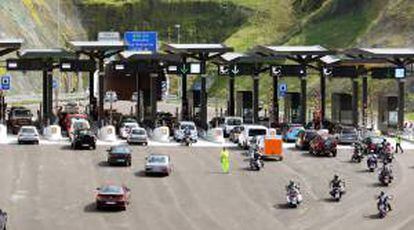 Vehículos circulando por la "Supersur", la autopista de peaje que bordea Bilbao. EFE/Archivo