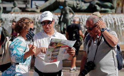 Turistas consultan un mapa en Valencia.