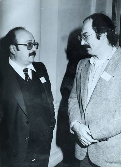 Manuel Vázquez Montalbán (izquierda) y Juan Madrid, en Reims en 1981.