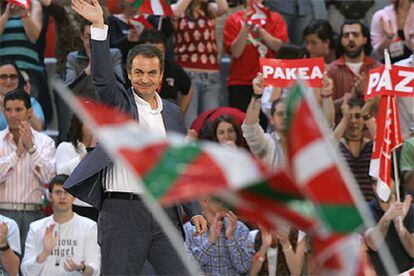 José Luis Rodríguez Zapatero, durante el mitin celebrado ayer por los socialistas vascos en Barakaldo (Vizcaya).