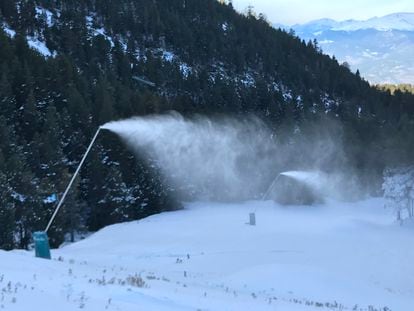 Una imagen, este sábado, de un cañón de nieve funcionando en la estación de esquí de Masella-