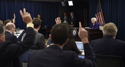 Janet Yellen se dirige a los medios tras el anuncio.