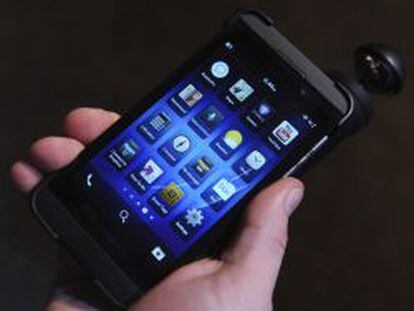 Una persona muestra una BlackBerry Z10. 