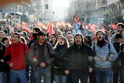 Universitarios unidos a sindicalistas en una marcha por la Gran Vía (Madrid).