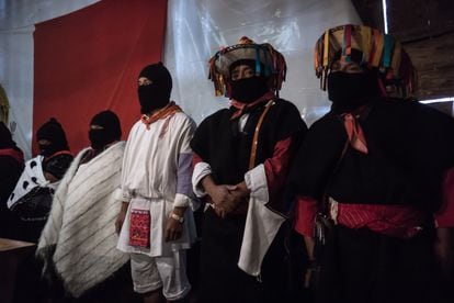 Zapatistas en una reunión comunitaria en enero de 2014.