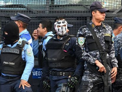 Policías hondureños en rebelión.