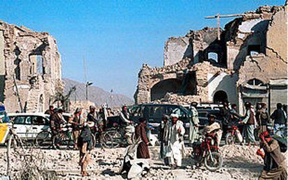Habitantes de Kandahar entre las ruinas de varias casas que, afirman, fueron destruidas por los bombardeos estadounidenses.