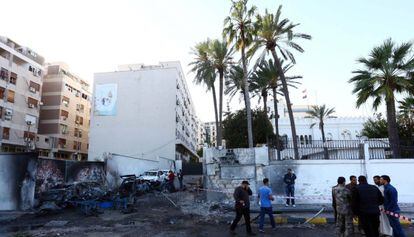 La escena tras la explosión de dos coches cerca de la Embajada de Egipto en Trípoli este 13 de noviembre