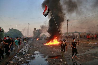 Los manifestantes iraquíes incendiaron y cerraron una calle durante una manifestación en Bagdad. Las fuerzas de seguridad iraquíes dispararon balas vivas al aire y usaron gases lacrimógenos contra unos cientos de manifestantes en el centro de Bagdad, horas después de que se anunciara un toque de queda en la capital iraquí tras dos días de violencia mortal que se apoderó del país en medio de protestas antigubernamentales que mataron a más de 19 personas en dos días.
