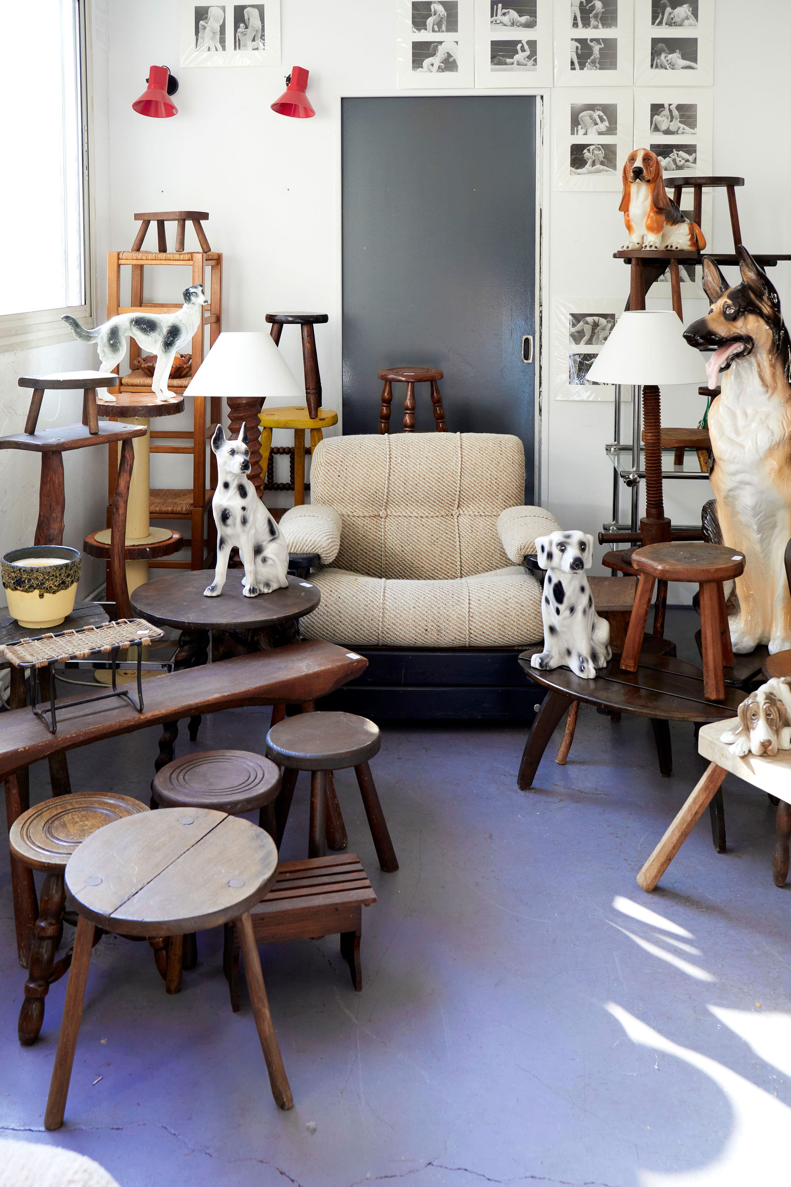 Piezas pequeñas, muebles portátiles encontrados en el norte de Francia y un sinfín de perros de cerámica: bienvenidos al mundo de Antoine Billore.