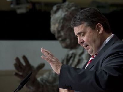 El l&iacute;der del SPD, Sigmar Gabriel, anuncia los ministerios que ocupar&aacute;n miembros de su formaci&oacute;n hoy en Berl&iacute;n.