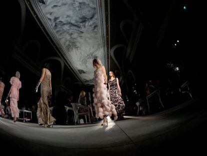Varios diseños de la casa Chanel, ayer en París.