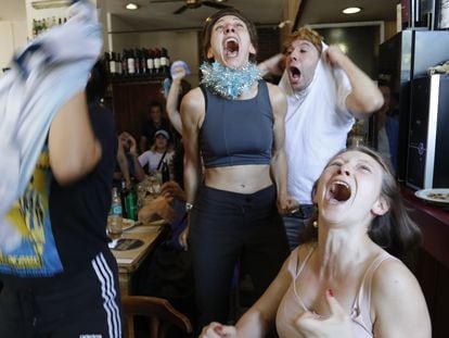 Los aficionados celebran en el café de Palermo.