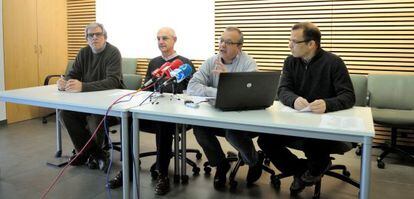 Los portavoces de los sacerdotes de Álava que ha secundado el documento sobre las ayudas sociales presentan su iniciativa este miércoles en Vitoria.