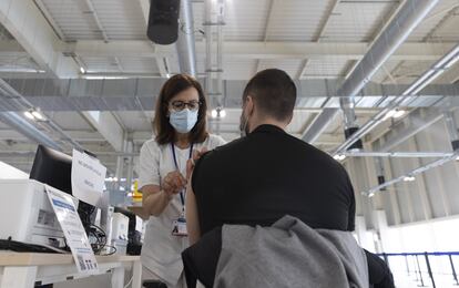 Un hombre recibe la tercera dosis de la vacuna contra la covid-19, en el Hospital Enfermera Isabel Zendal de Madrid.