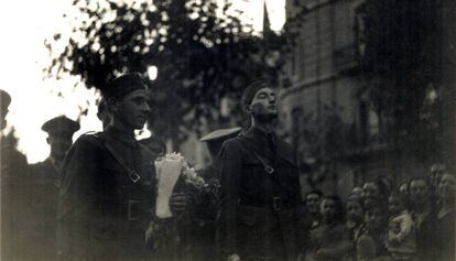 Membres de les Brigades Internacionals, desfilant per l'avinguda 14 d'Abril (actual Diagonal) a Barcelona, el 28 d'octubre de 1938.