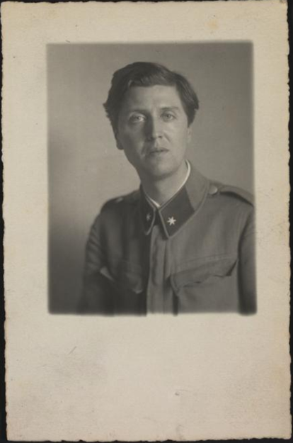 Alban Berg con su uniforme de soldado (ca. 1917).
